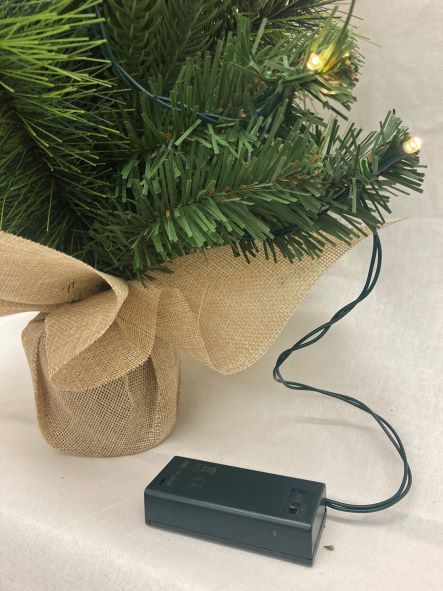 Sapin de Noël LED avec 15 LED
Guirlande lumineuse dans un pot en jute
enveloppé D:25cm H:50cm