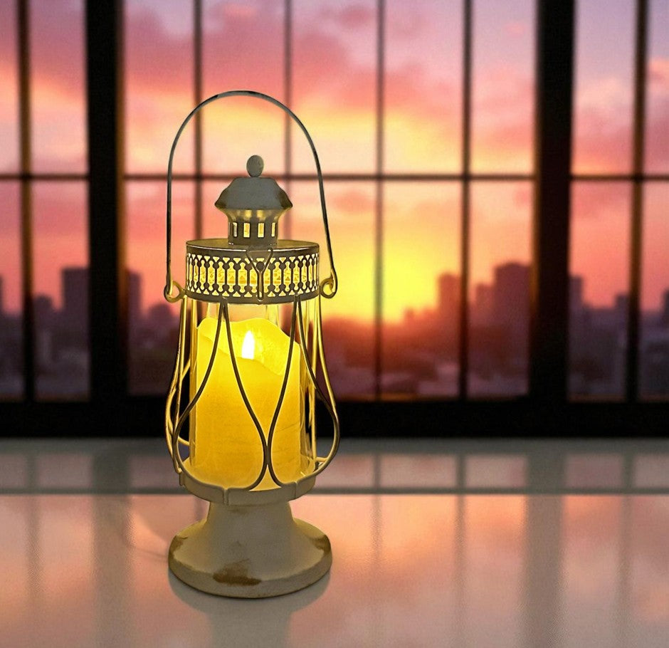 Laterne aus Metall in Altgrau mit Glaseinsatz