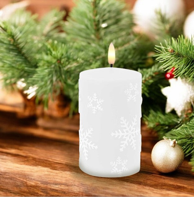 LED Echtwachskerze mit Schneeflocken Motiven D7.5cm x H12.5cm