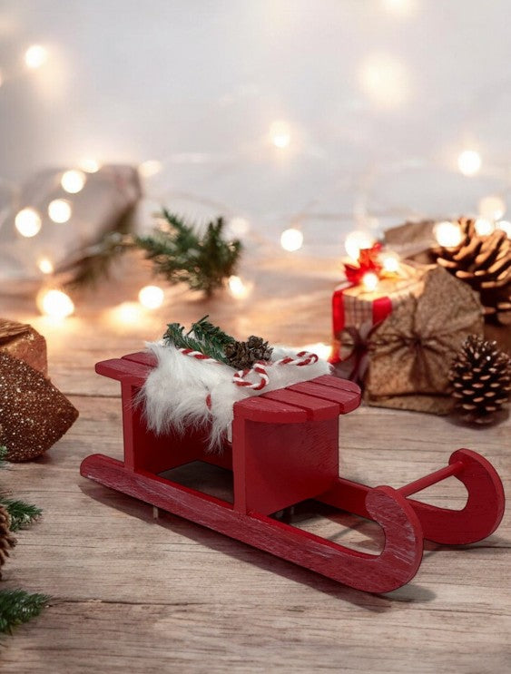 Schlitten aus Holz mit Fell und Weihnachts-Deko Farbe: Rot