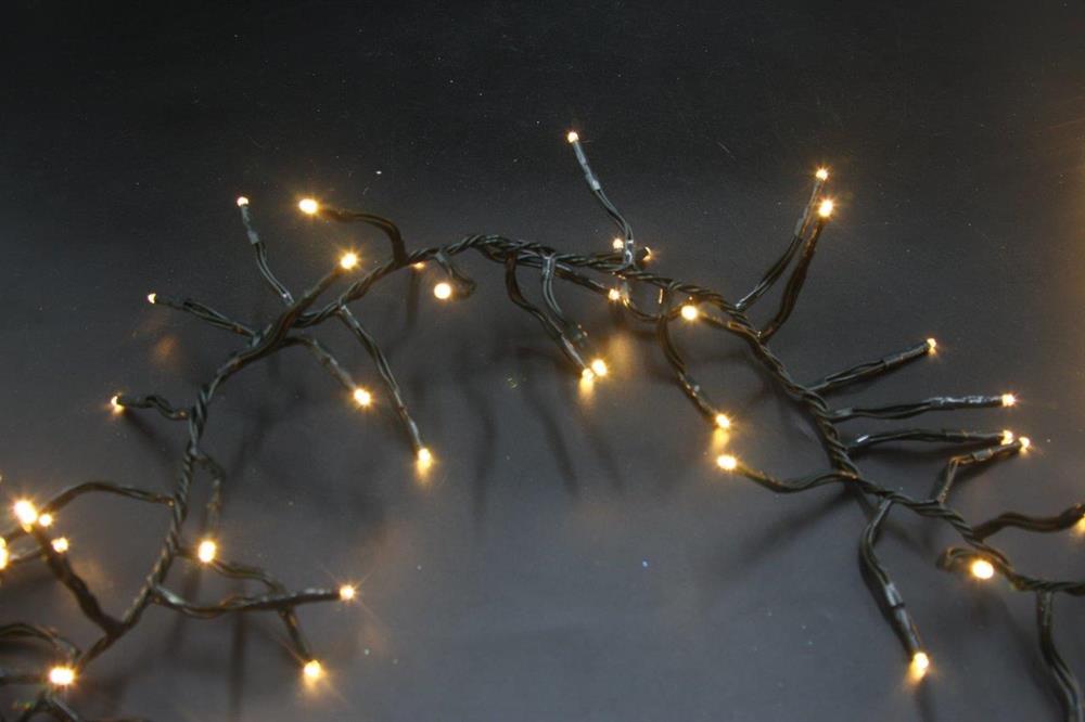 Fata di luci LED da esterno “cluster”.
Luce bianca calda a 360 LED
L: 360 cm Colore cavo: Verde