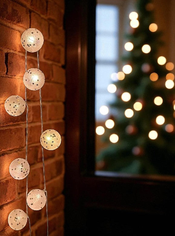 LED Lichterkette mit 10 LED
Glitter auf weissen Kugeln mit
goldigen Schneeflocken