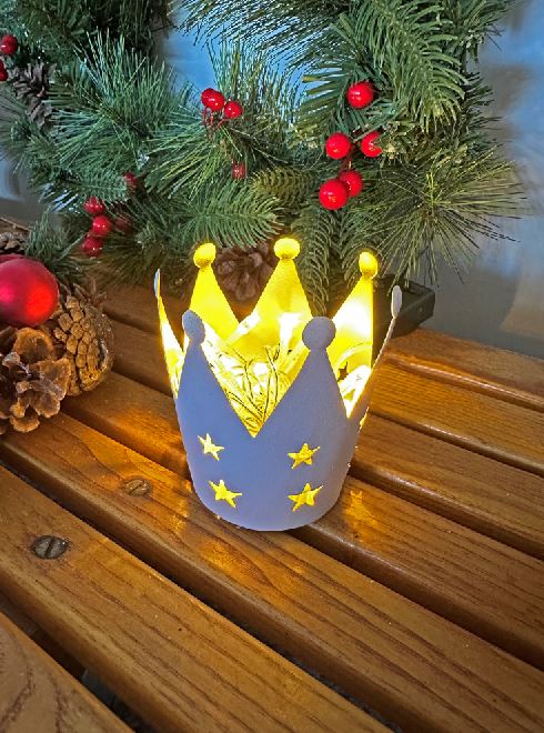 Kerzenhalter Krone aus Metall
Farbe: aussen weiss - innen gold
H9cm D8cm