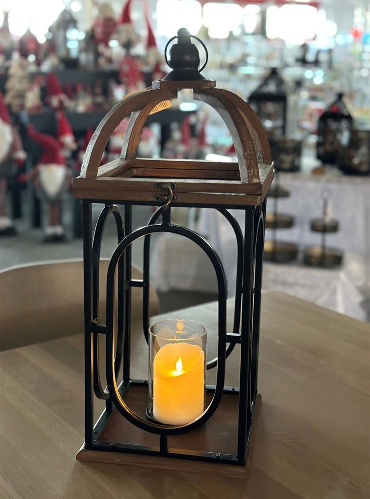 Laterne aus Metall und Holz 
Dunkelbraun Holz 
Schwarz Metall 
mit Hängevorrichtung