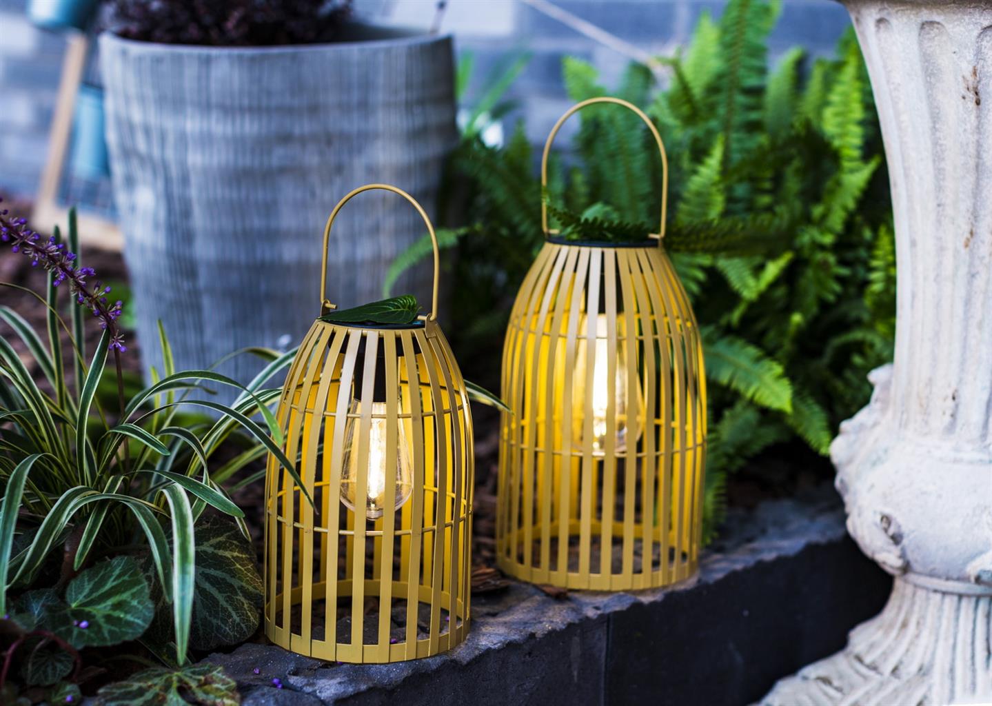 LED Solar Laterne aus Metall
mit Henkel
Farbe: Natur
D:15cm H:25.5cm