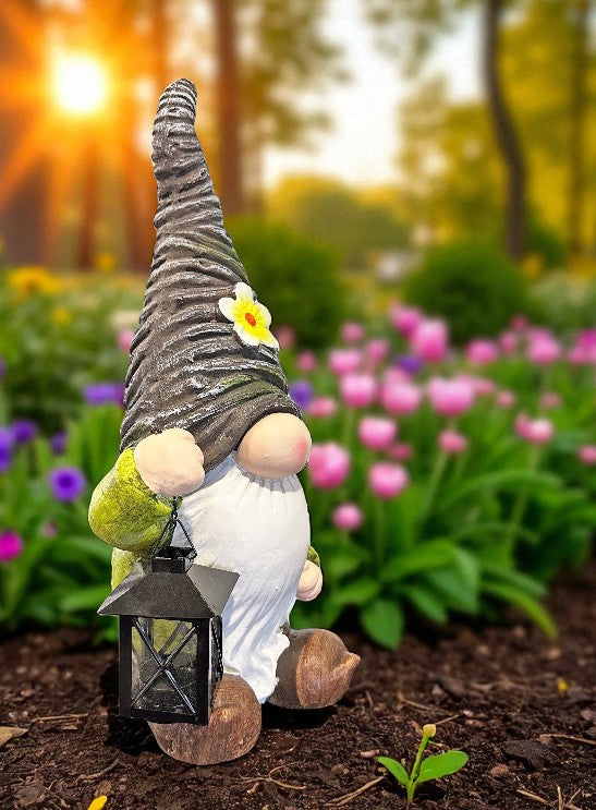 Gartenwichtel stehend mit Laterne Grösse: 17 x21 x46cm