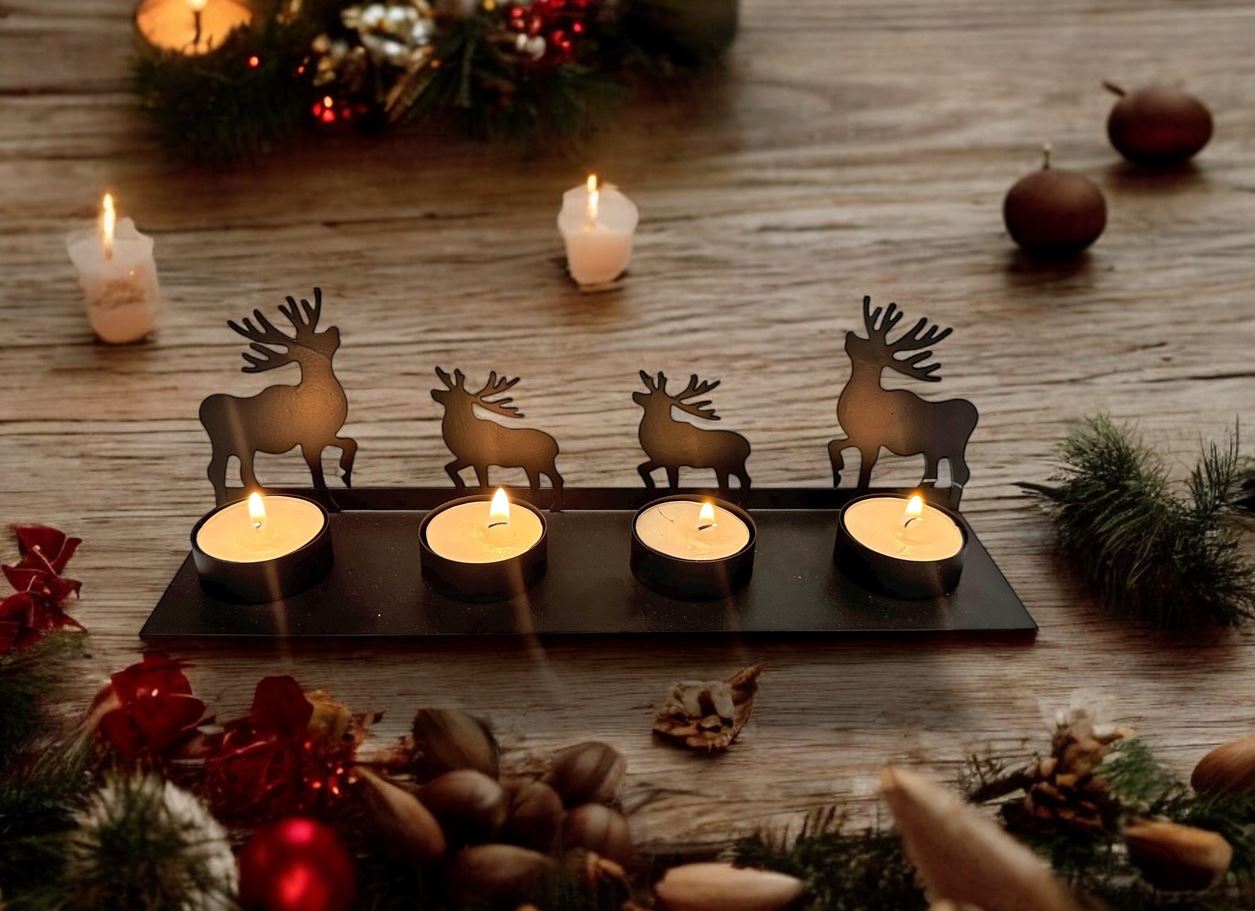 Teelichthalter mit 4 Rentieren
aus Metall für 4 Teelichter
L7cm x B27cm H9cm