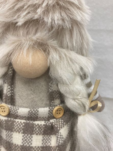 Gnome décoratif fille du Père Noël
debout
Couleur marron / beige
L:10 cm l:15 cm H:50 cm