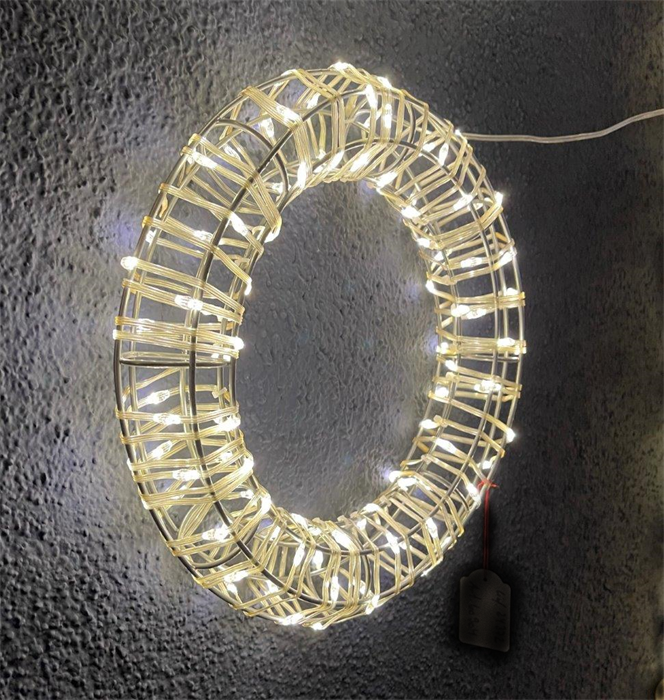 LED Kranz Metall Outdoor
Farbe: Silber mit 200 LED
D: 45cm - T:5cm
