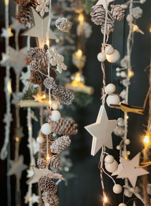 Catena luminosa a LED con 10 fiocchi di neve in legno a LED L: 135 cm
luce bianca calda