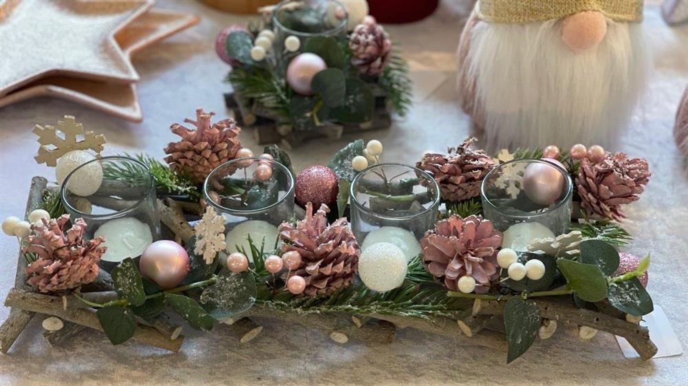 Kerzenhalter Xmas aus Holz
mit Dekorationselementen
für 4 Kerzen oder Teelichter