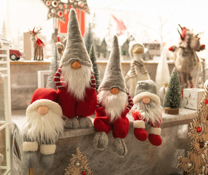 Gnome décoratif père noël debout,
Couleur: rouge/gris,
L:16 cm l:22 cm H:55 cm