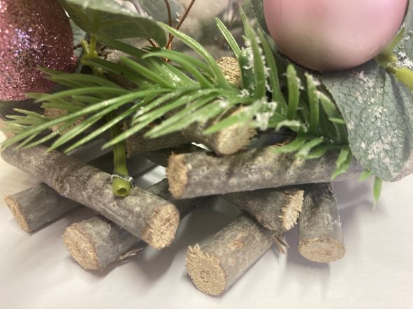 Portacandele natalizio in legno
con elementi decorativi rosa
per una candela o un lumino