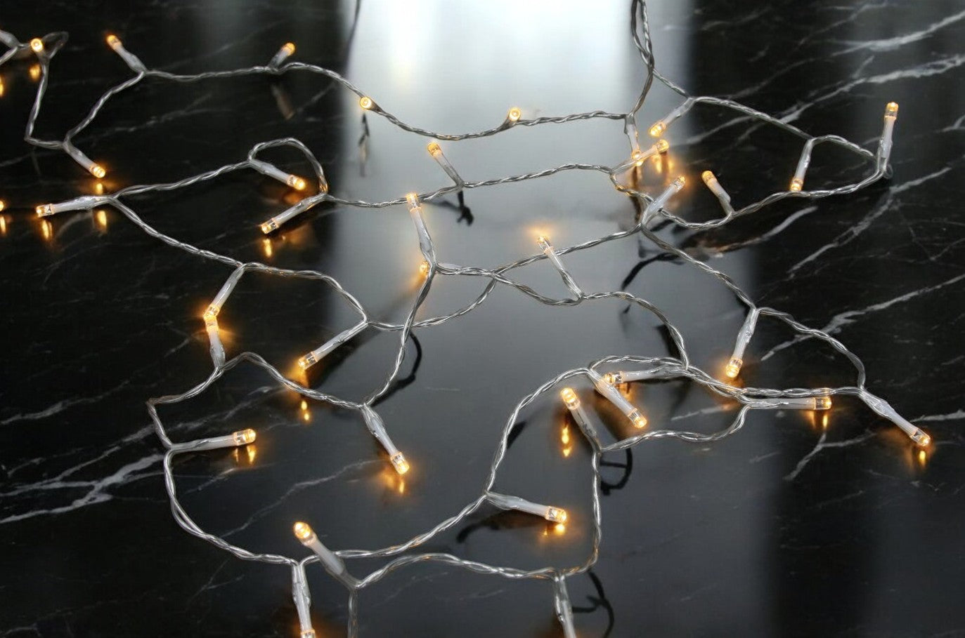 LED Outdoor Lichterkette 50 LED
warm weisses Licht
Länge 3.75m