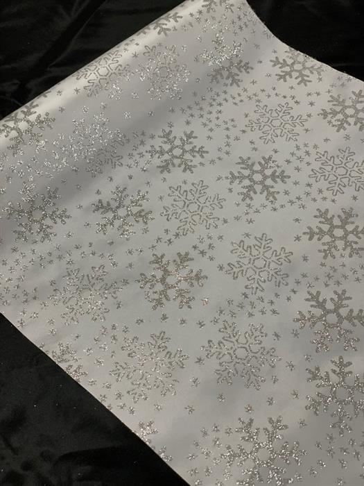 Tissu déco satiné blanc + paillettes argentées
Conception: Flocons de neige
Dimensions : 36 cm x 300 cm