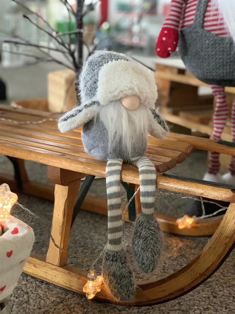 Deko Wichtel Santa mit Skimütze
Farbe: grau
L:16cm B:9cm H:35cm