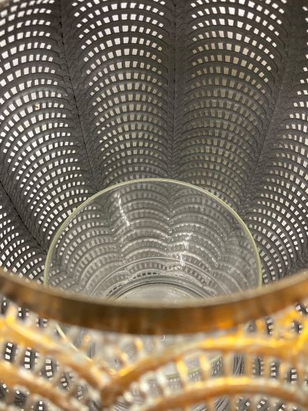 Lanterna in metallo anticato
con inserto in vetro
Colore: oro antico