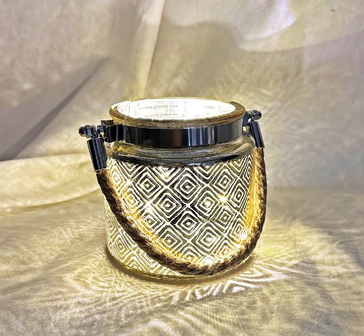 Windlicht aus Glas mit Kordel 
Goldenes Karomuster 
D10cm x H10cm