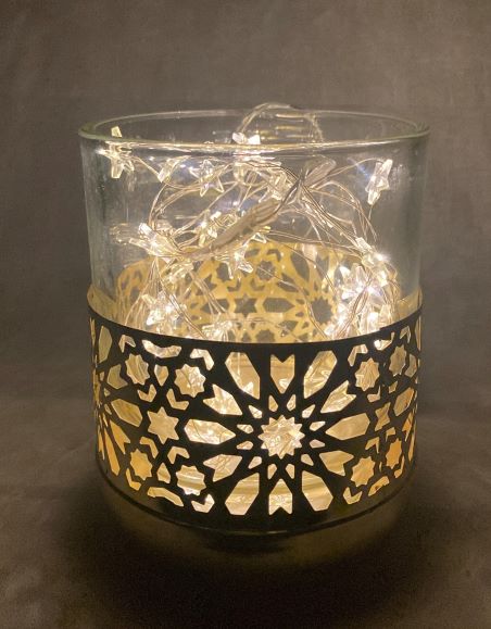 Windlicht aus Glas
mit goldiger Metallverzierung
D10cm H12.5cm