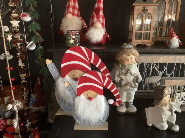 Décoration Père Noël
sur un socle en bois pour se poser
Couleur: rouge/blanc
