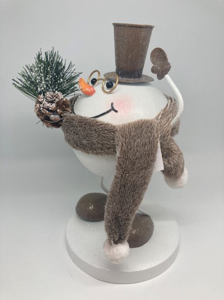 Figurine décorative bonhomme de neige
fait de metal
L15 cm x l 17,5 cm x H29 cm