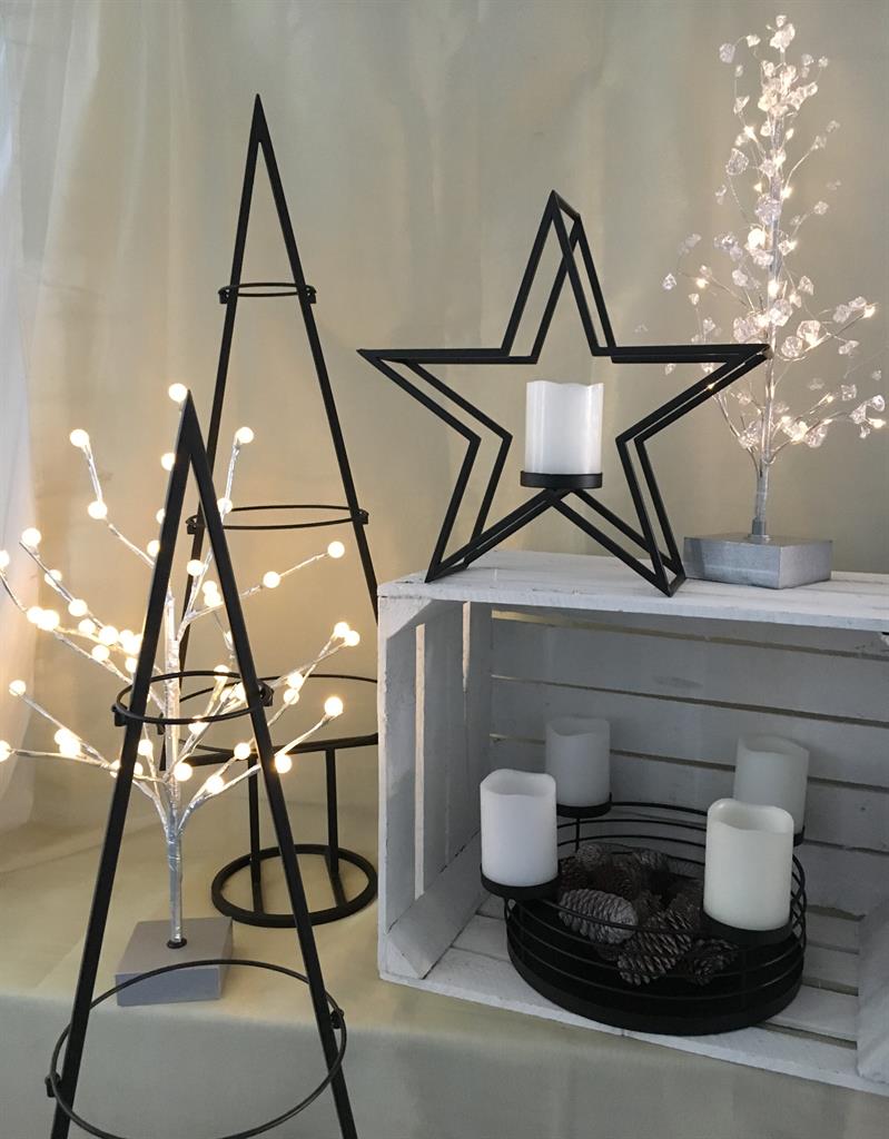 Tannenbaum 3D 
in Schwarz aus Metall 
H: 120cm D: 40cm