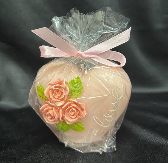 Kerze in Herzform mit kleinen Rosen verziert in Geschenksverpackung