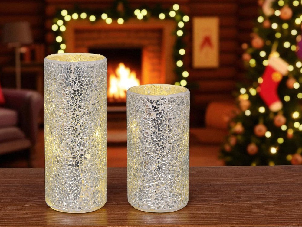 LED Windlicht Silber 2er Set
gebrochenes Glas mit Mosaikstruktur
D:10cm/H:18cm u.23cm