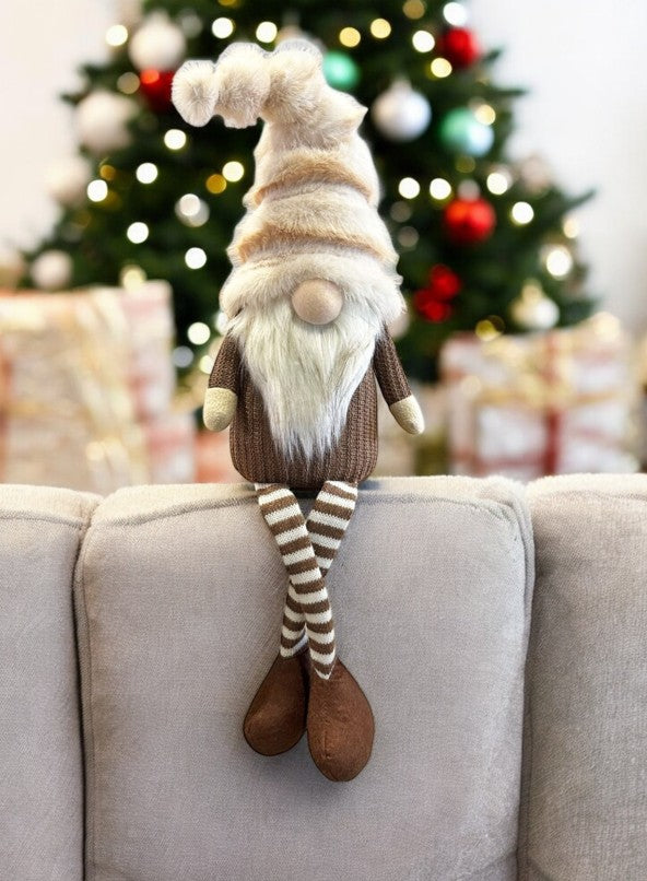 Deko Wichtel Kantenhocker braun weiss mit flauschiger Mütze braun weiss