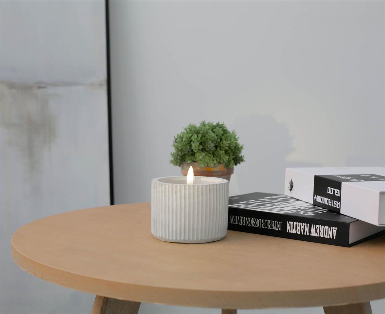 LED Wachskerze im Zement Topf
warm weisses flackerndes Licht
D10cm H 9.5cm