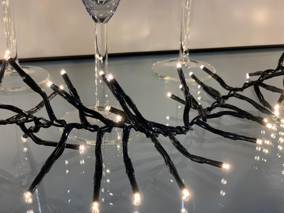 Fata di luci LED da esterno “cluster”.
720 LED a luce bianca calda
L: 720 cm Colore cavo: Verde