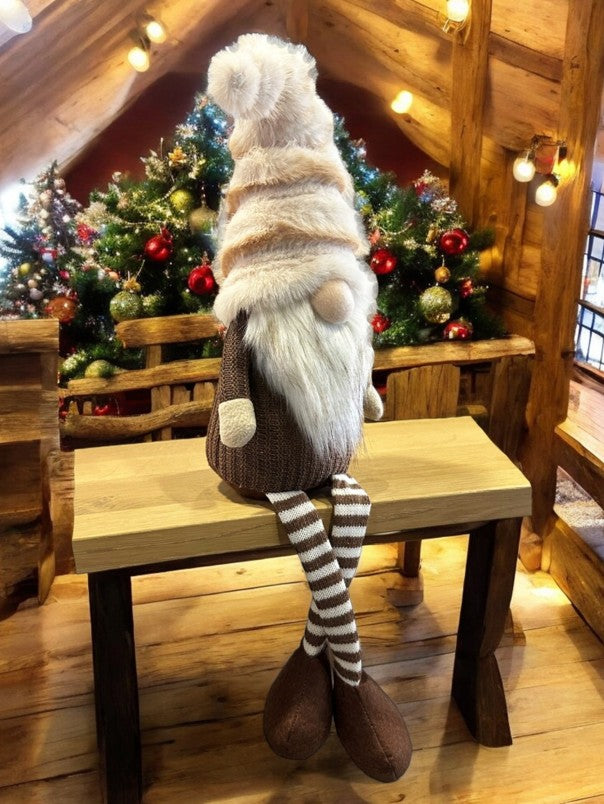 Deko Wichtel Kantenhocker braun weiss mit flauschiger Mütze braun weiss