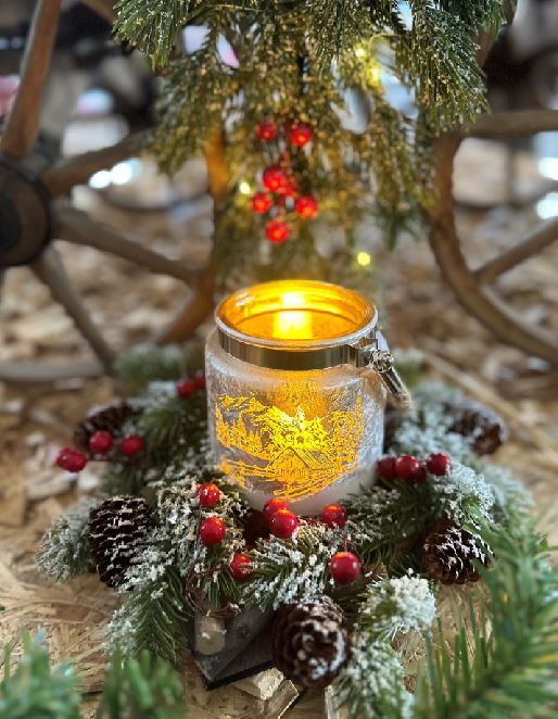 Windlicht aus Glas mit Hanfseil Henkel Bergdorfmotiv silber H10