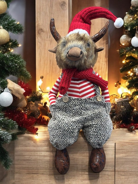 Deko Hochlandrind sitzend mit Santa Mütze 20x23x75cm