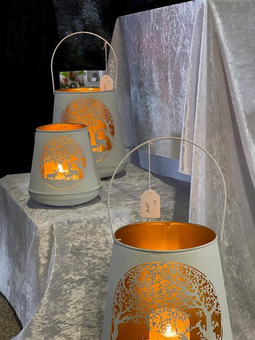 Windlicht Forest aus Metall
Farbe weiss gold
D25cm H30cm