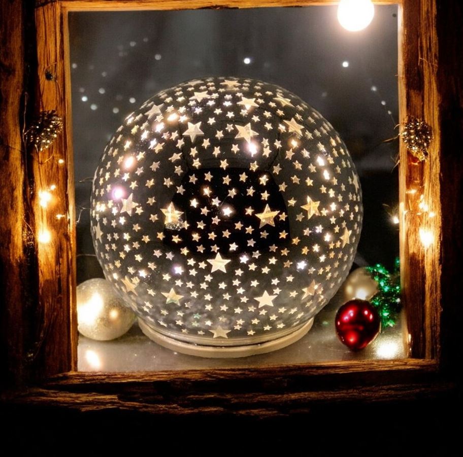 LED Glas Kugel mit 10 LED
Motive: Sterne
Farbe: Silber
D:10cm H:10cm
