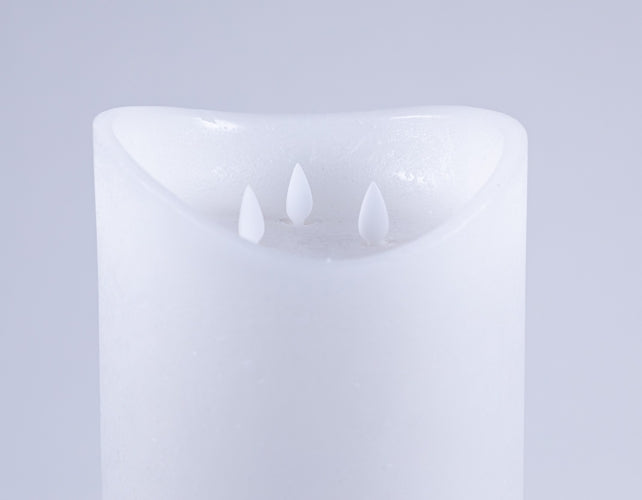 Bougie en cire LED blanche rustique avec 3 flammes mobiles
 P:15cm - H:25cm