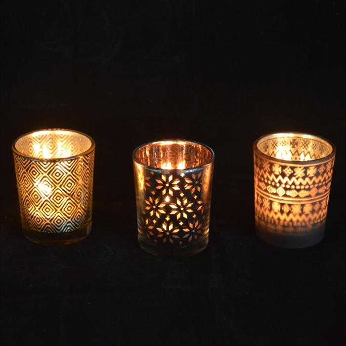 Windlicht aus Glas mit
3 verschiedene Designs
Farbe: Silber/Roségold
D5.5cm H 6.5cm