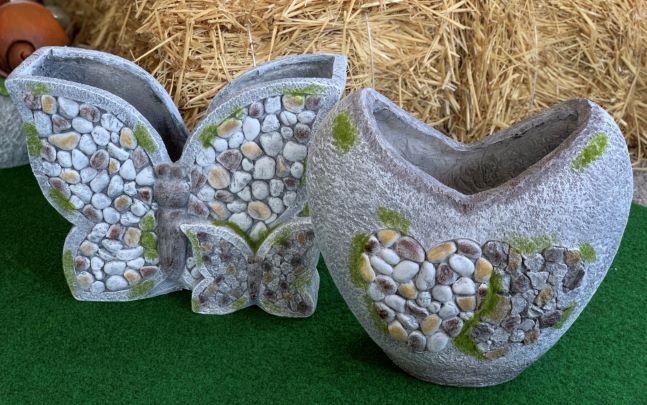 Pflanzentopf Herzförmig
Polyresin mit Stein-Design
Farbe: Grau
37.5x23.5x33.5cm