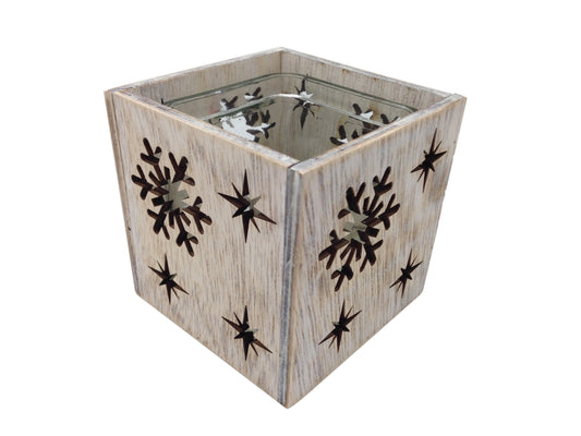 Windlicht aus Holz - mit Glaseinsatz 
Motiv: Schneeflocken
L:9cm B:9cm H:9cm