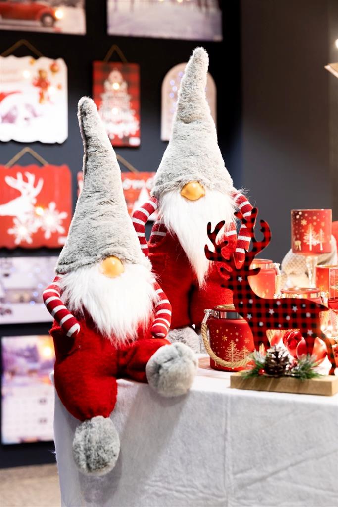 Deko Wichtel Santa sitzend,
Farbe: Rot / Grau,
L:18cm B:22cm H:60cm