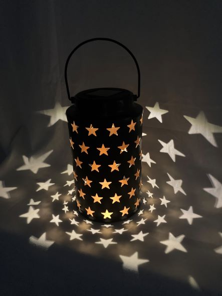 LED Solar Laterne
aus Metall mit 1 LED
mit gestanztem Sternenmuster
H21cm
