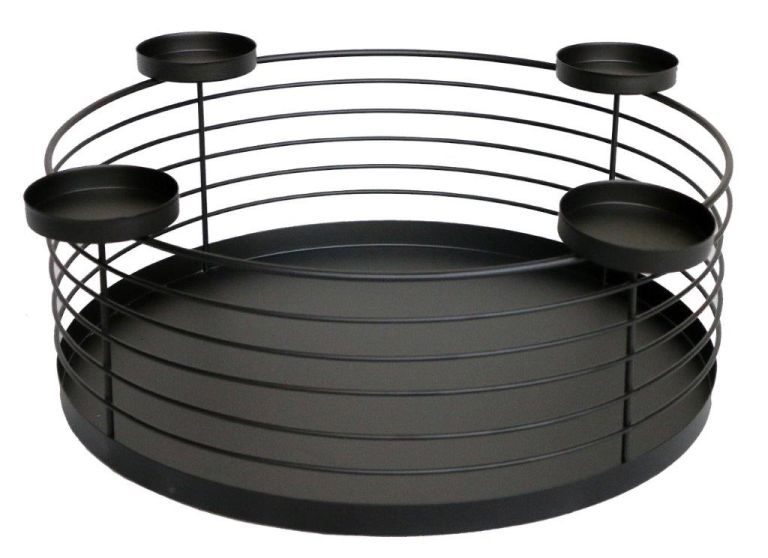Bougeoir en noir
fait de metal
pour 4 bougies piliers