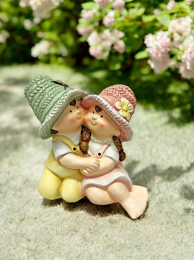 Figuren Kinder sitzend Junge und Mädchen H15.3cm