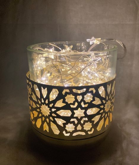 Windlicht aus Glas
mit goldiger Metallverzierung
D9cm H10cm