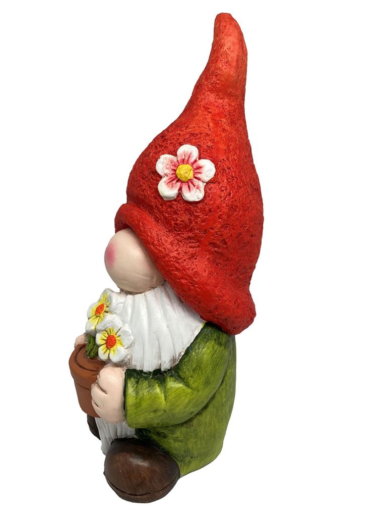 Gartenwichtel stehend 
mit Blumentopf 
und rotem Hut 
H28cm