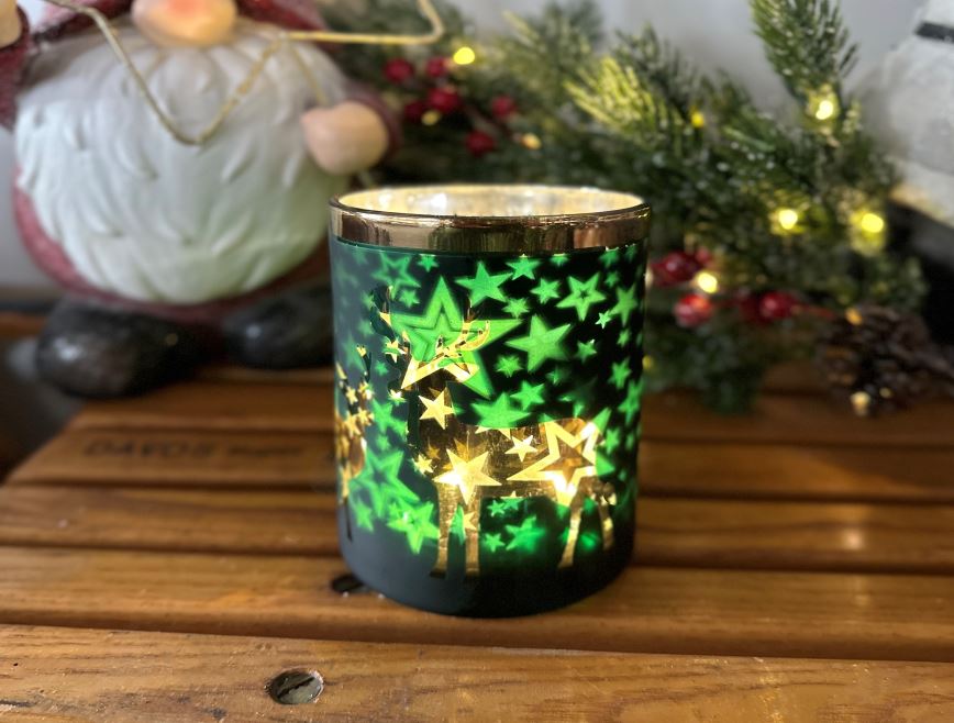 Windlicht aus Glas
Farbe: Matt Grün mit goldigem Rand
H:12.5cm D:10cm