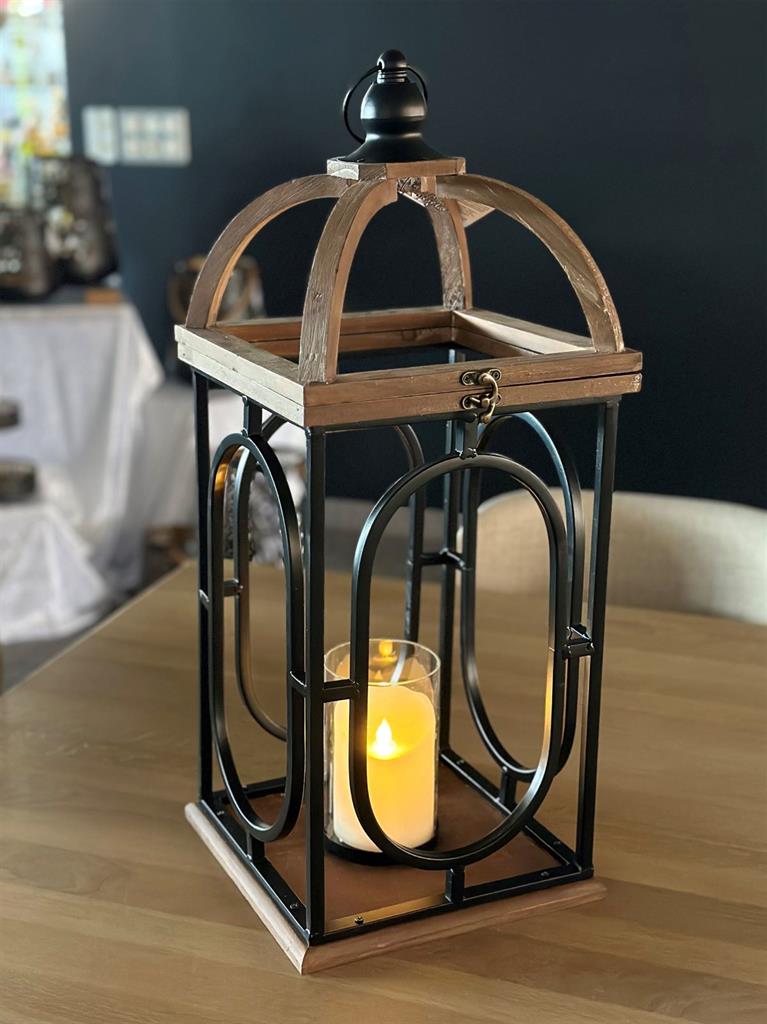 Laterne aus Metall und Holz 
Dunkelbraun Holz 
Schwarz Metall 
mit Hängevorrichtung