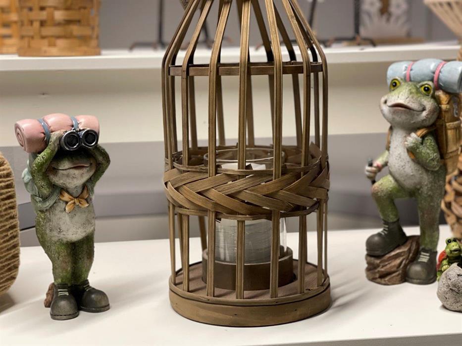 Frosch stehend mit Rucksack
aus Polyresin
Farbe: Grün/Grau
L:12cm B:12cm H:30cm