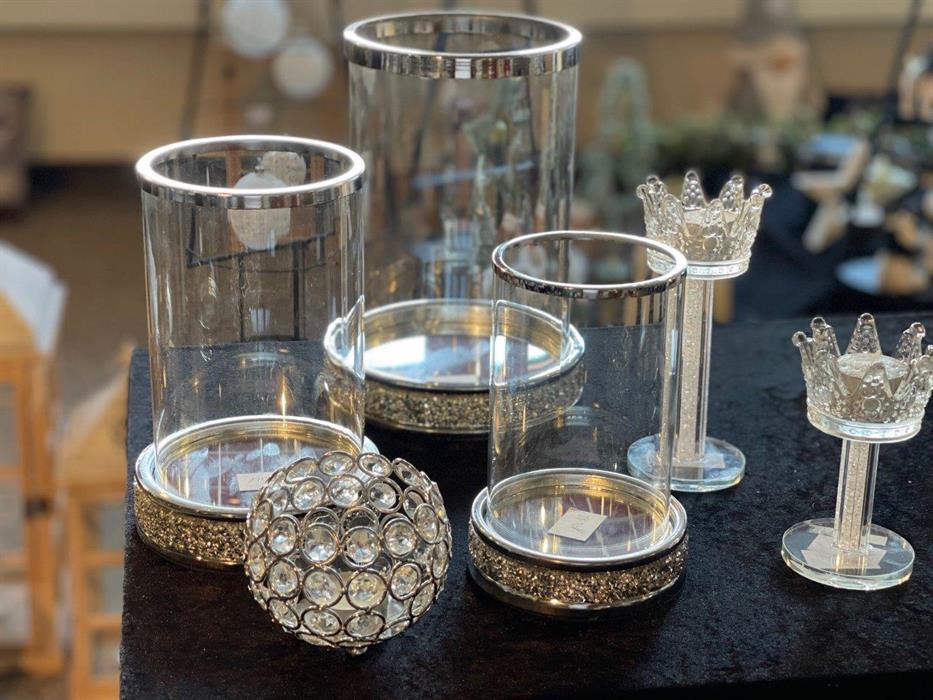 Kerzenhalter mit Strasssteinen
und verchromtem Metallrahmen
D12cm H10.5cm